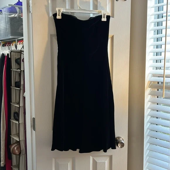 Strapless velvet cocktail dress - Picture 2 of 4